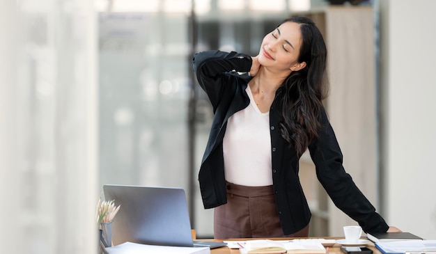 Aziatische werkende vrouwen ontspannen van het werk en trainen op haar bureau