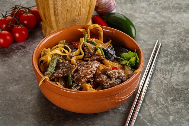 Aziatische wok met roerbaknoedelgroenten en rundvlees