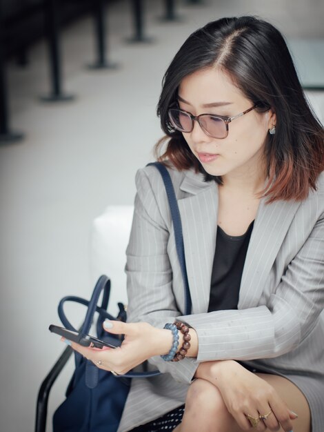 Aziatische zakelijke vrouw gelukkig en glimlach concept succes werk