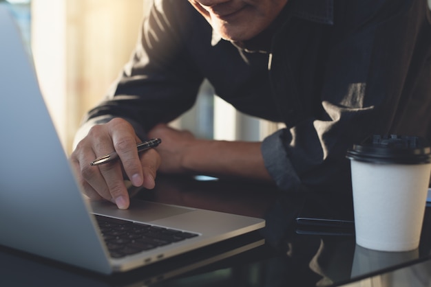 Aziatische zakenman aan het werk op laptop thuiskantoor