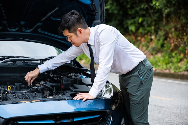 Aziatische zakenman auto kapot gegaan