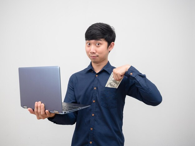 Aziatische zakenman hodling laptop en houd geld in zijn hand blij gezicht op witte achtergrond