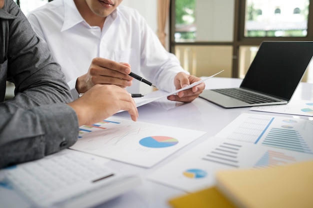 Aziatische zakenman teamwork vergadering en bespreking van de investeringsgegevens en rapportgrafiek