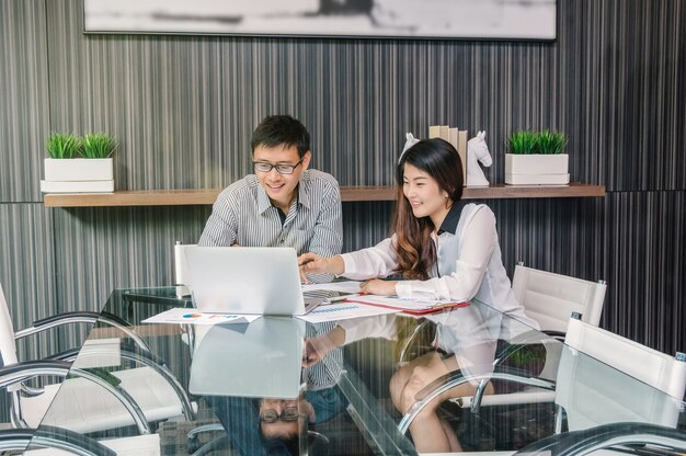 Aziatische zakenmensen werken met corporate collega&#39;s