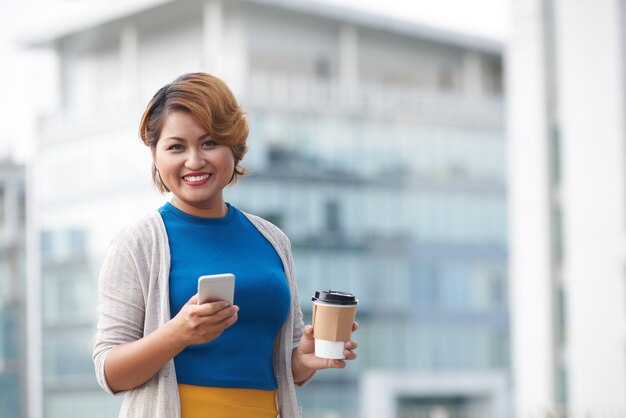 Aziatische zakenvrouw die koffie drinkt
