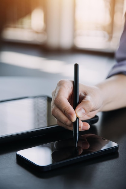 Aziatische zakenvrouw die rekenmachine en laptop gebruikt voor het doen van wiskundefinanciering op een bureau, belastingrapport, boekhoudstatistieken en analytisch onderzoeksconcept