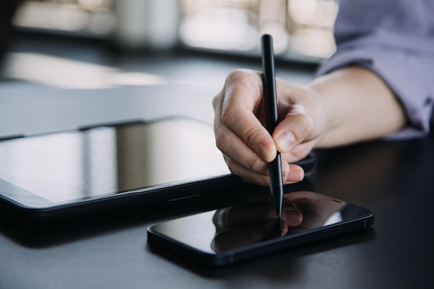 Aziatische zakenvrouw die rekenmachine en laptop gebruikt voor wiskunde, financiën op een kantoor, belastingverslag, boekhoudstatistieken en analytisch onderzoeksconcept