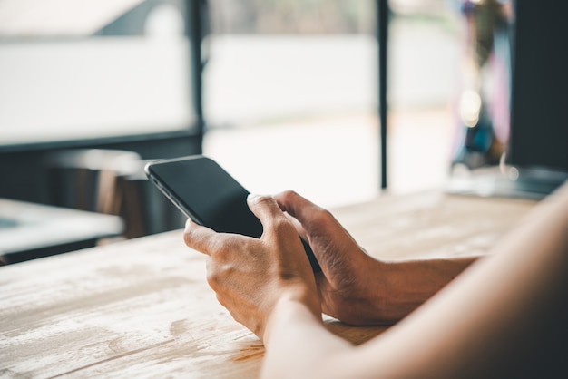 Aziatische zakenvrouw hand gebruiken en aanraken van slimme telefoon met wit leeg leeg scherm.