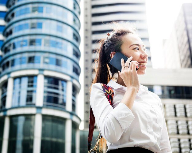 Aziatische zakenvrouw in een stad aan de telefoon