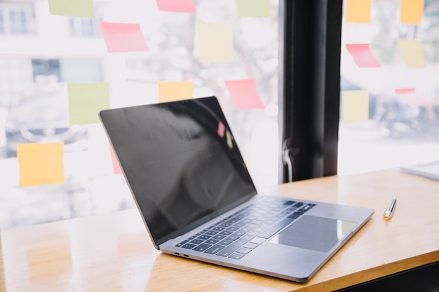 Foto aziatische zakenvrouw laptopcomputer gebruiken en werken op kantoor met rekenmachine document op bureau doen planning analyseren van het financiële verslag business plan investeringen financiën analyse concept