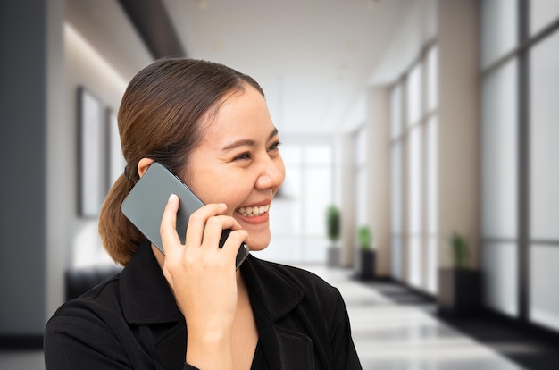 Aziatische zakenvrouw praten op mobiele telefoon