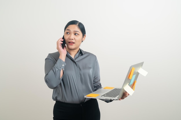 Aziatische zakenvrouw pratende telefoon met hand met laptop