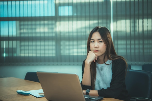 Aziatische zakenvrouw stress van hard werken Thaise werkneemster die op kantoor werkt Vrouw denkconcept