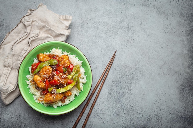 Foto aziatische zoet-zuur kleverige kip met groenten stirfry