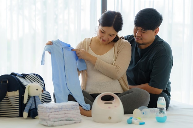 Aziatische zwangere vrouw en haar man bereiden baby monitor gereedschap container voorbereiding