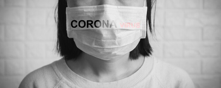 Foto azië china of thaise vrouw die gezichtsmasker draagt om coronavirus te beschermen