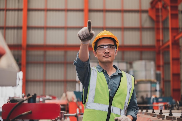 Azië Japanse ingenieur werkt in metaalfabriek werk hard en veiligheid voor industrieel technicus Engineering onderhoud