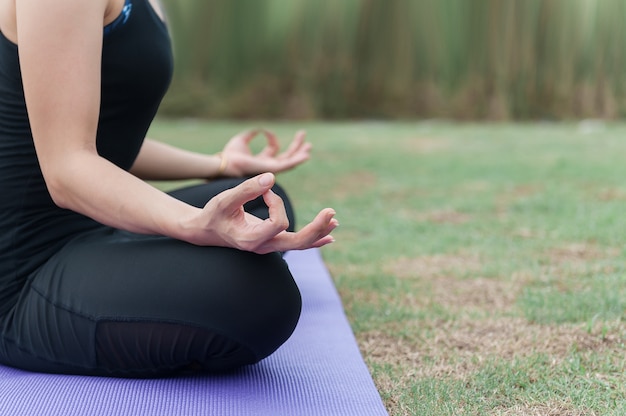 Azië Mooi meisje beoefenen van yoga in de natuur, groene achtergrond