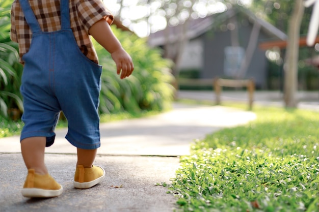 Azië peuter jongen kind spelen buiten