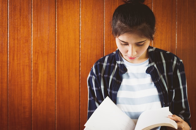 Azië tiener, meisje, student leesboek met gelukkig in vrije tijd.