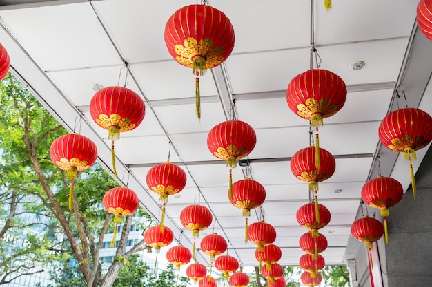 Azië, traditie en vakantieconcept - plafond versierd met hangende Chinese lantaarns