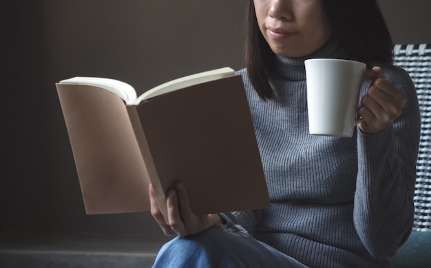 Azië vrouw levensstijl binnenshuis