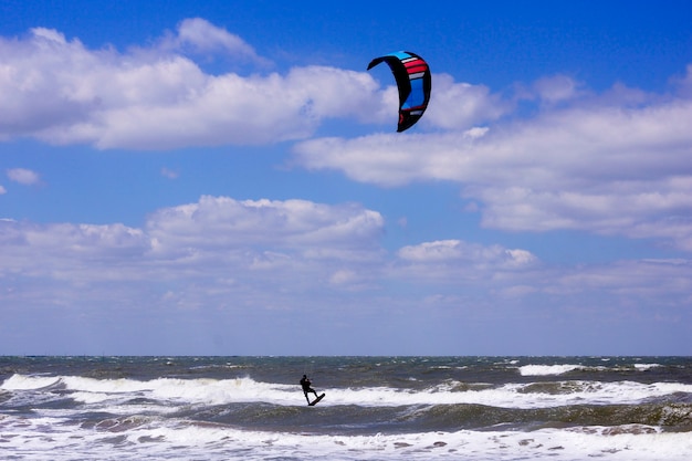 Azov zee kust kazantip natuurreservaat shchelkino stad hoge golf op zee kiteboarden kitesurfen windsurfen republiek krim