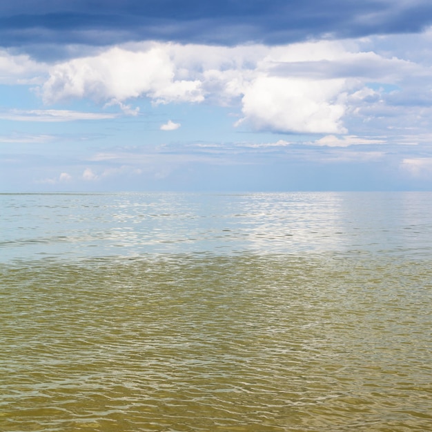 Azov Zee zeegezicht met groen water en blauwe lucht