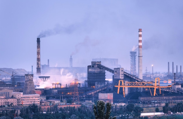 Foto azovstal in marioepol oekraïne voor de oorlog staalfabriek 's nachts