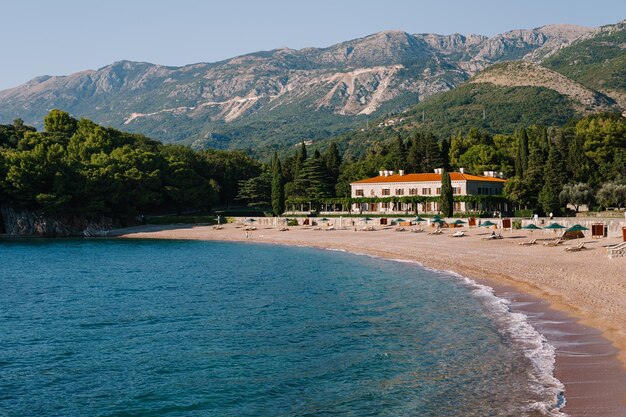 Azuurblauwe zee en strand bij villa milocer montenegro