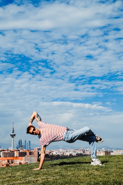 몇 가지 움직임을 수행하는 비보이. 현대 도시 배경에서 Breakdancer