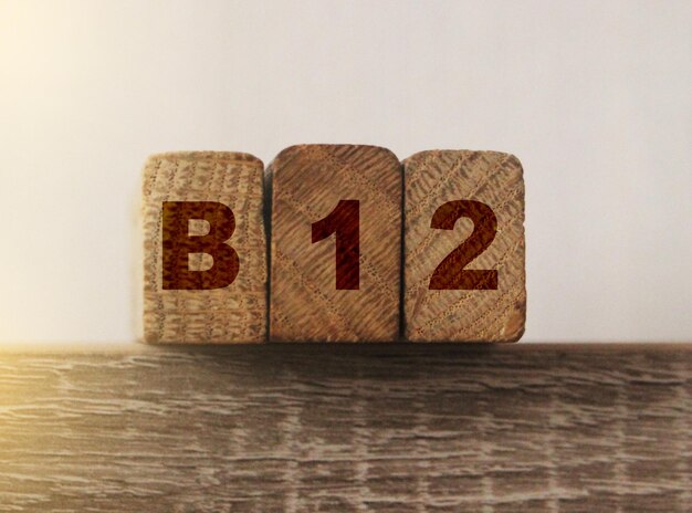 B12 on Wooden Blocks 비타민 건강 관리 및 건강한 생활 개념