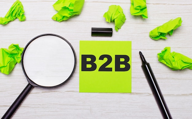 B2B BUSINESS TO BUSINESS written on a green sticky note