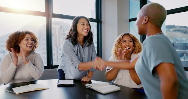 Foto b2b partnerschap applaus of zakenmensen handdrukken voor welkom samenwerking of bedrijf teamwerk succes en innovatie gelukkig vertrouwen of vrouwen handdrukken voor deal bedankt of promotie