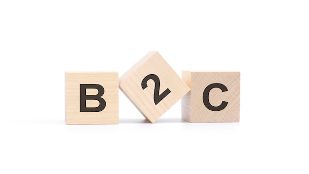 Аббревиатура B2C из деревянных блоков с буквами Business To Consumer, вид сверху на белом фоне