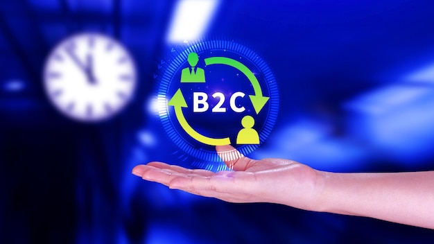 B2C (Business-to-Customer) マーケティング戦略のコンセプト:ビジネスのための仮想 B2C アイコンを保持するビジネスマンオンラインマーケティングのフィードバックとコミュニケーション戦略