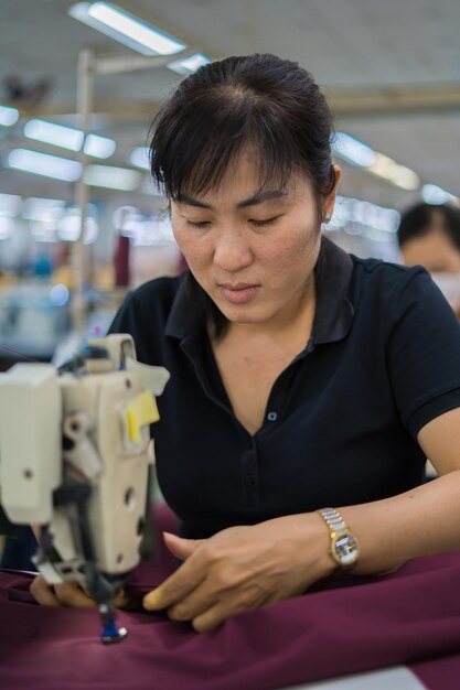 Фото Ба риа вьетнам 19 января 2023 г. рабочий процесс текстильной фабрики пошив рабочего оборудования это фабрика по производству швейных машин портрет профессиональной швеи