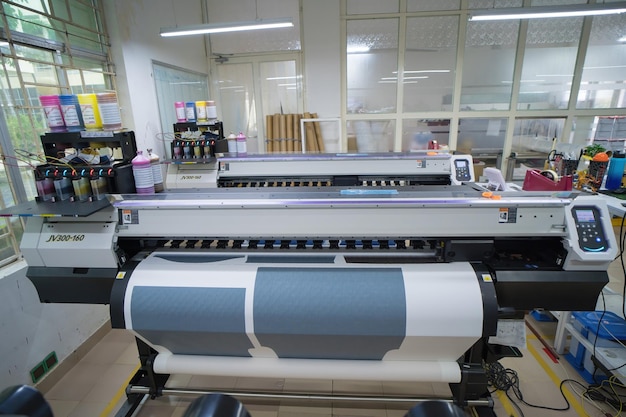 Ba Ria VIETNAM OCT 20 2022 Interieurfabriek Grote drukmachine voor papierhandel in drukkerij Sublimatieconcept