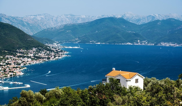 Baai en stad van Kotor van bovenaf