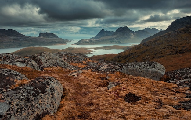 Baai in de bergen op de Lofoten-eilanden. Prachtige herfst in het poolgebied van Noorwegen