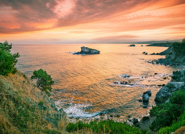 Baai met stenen van aphrodite op het schiereiland akamas