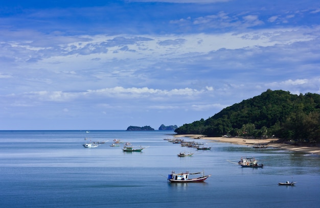 Baai met vissersboten in Zuid-Thailand