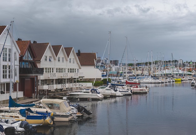 baai met zeiljachten in Stavanger