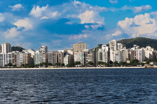 Baai van Guanabara in Rio de Janeiro Brazilië met een heuvel op de achtergrond Prachtig landschap en heuvel met de zee Zeilboten in de baai Icarai strand Niteroi op de achtergrond