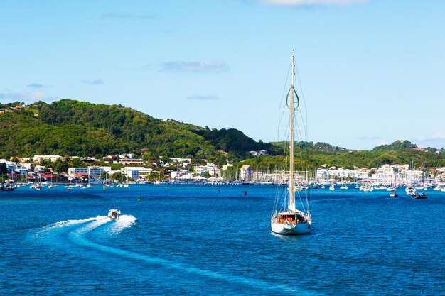 Baai van het eiland Martinique Jachten staan in de baai in de zomervakantie in Martinique