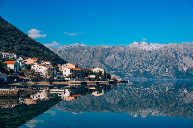 Baai van kotor sneeuw in de bergen