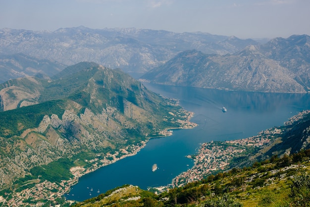 Baai van kotor vanaf de hoogte uitzicht vanaf de berg lovcen naar de baai