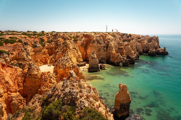 Baaien en kliffen bij Ponta da Piedade, de beroemdste plek van de Algarve, in Portugal