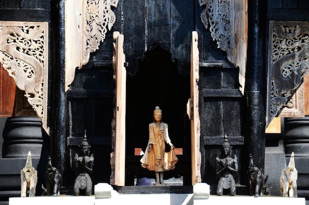 Foto baandam museum of antiek houten zwart huis baan dam gallery in chiang rai thailand