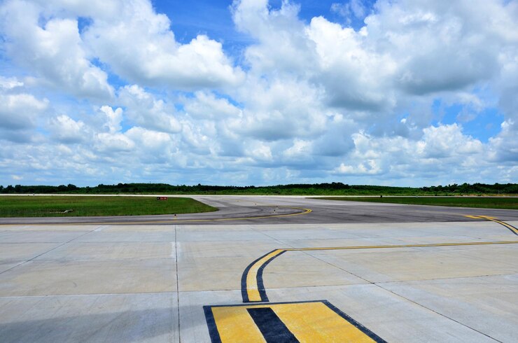 Baanweg van het landen en opstijgen van het vliegtuig op de internationale luchthaven van Trang in Trang Thailand